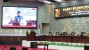 Juru Bicara Banggar DPRD Kalimantan Tengah menyampaikan laporan pertanggungjawaban APBD 2025 dalam rapat paripurna.