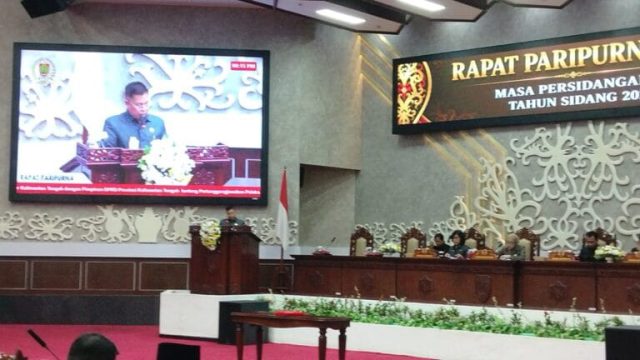 Juru Bicara Banggar DPRD Kalimantan Tengah menyampaikan laporan pertanggungjawaban APBD 2025 dalam rapat paripurna.