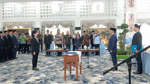 Linae Victoria Aden saat dilantik sebagai Sekda definitif Provinsi Kalimantan Tengah.