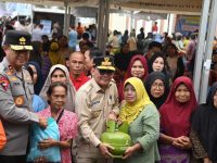 Gubernur Agustiar Sabran membuka Gerakan Pangan Murah di Pulang Pisau.