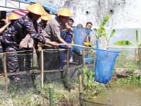 Wabup Pulang Pisau bersama Danlanal Banjarmasin di Pos AL Bahaur.