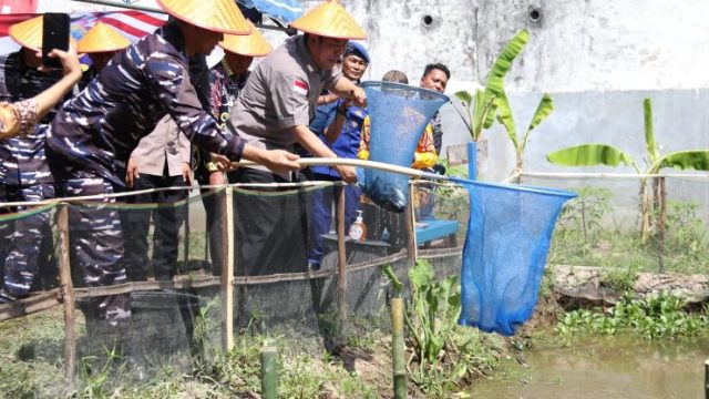 Wabup Pulang Pisau bersama Danlanal Banjarmasin di Pos AL Bahaur.