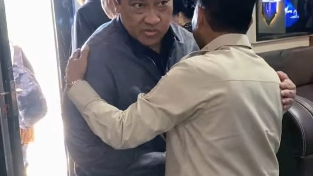 Bupati Heriyus melepas Wagub Kalteng Edy Pratowo usai menghadiri Sinode Umum XXV GKE di Murung Raya