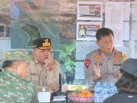 Kapolda dan Gubernur Kalteng meninjau Posko Karhutla di Tumbang Nusa.