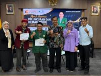 Muhammad Ja'far Hasibuan saat peluncuran buku Penemu Biofar SS Anak Desa dari 70 Ribu Mendunia di Fakultas Kesehatan Masyarakat Universitas Indonesia.